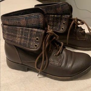 Short cuffed combat boot